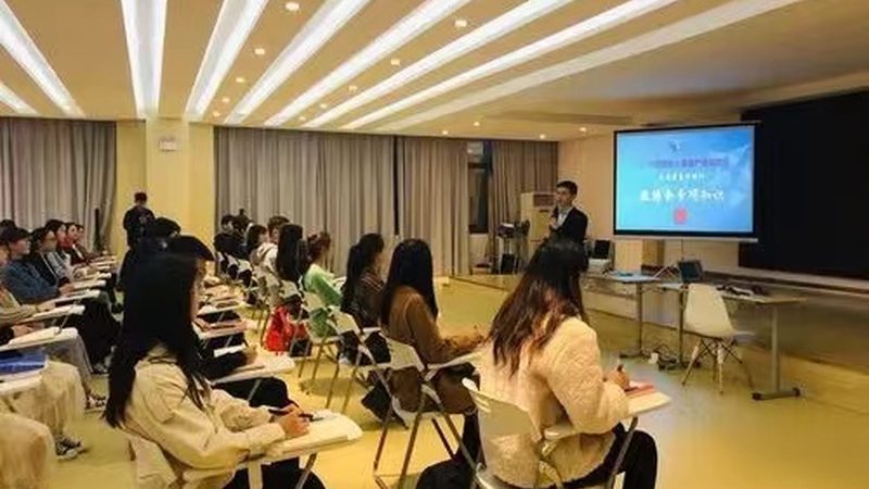 以下是一些在市场上口碑较好的管理培训PPT模板品牌：