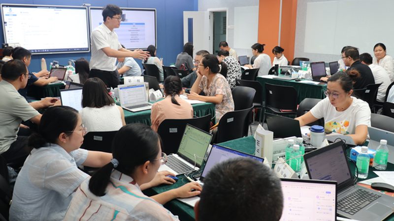 优质的内容是吸引和留住用户的关键。在课程内容上，应注重以下几点：