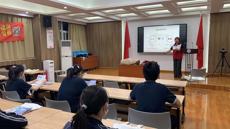 成人技能培训的收费标准通常由以下几个部分构成：